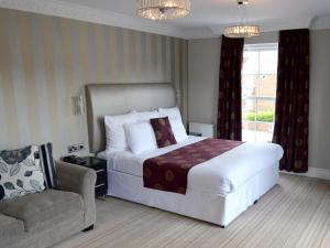 A bed or beds in a room at Cliff Hotel 