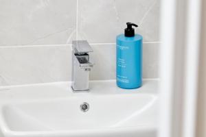 CanleyにあるCentral Coventry Stay, 3BR, Sleeps 9, Free Parkingの洗面台の上に置かれた青い石鹸 +26枚の写真