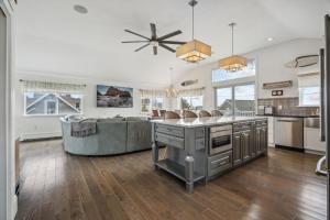 Η κουζίνα ή μικρή κουζίνα στο Basin Breeze Cottage AC Decks Water Views +46 φωτογραφίες