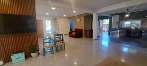 eine Küche und ein Wohnzimmer mit Stühlen und einer Bar in der Unterkunft Casa Rincon Del Lago Candelaria in Candelaria