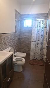 ein Badezimmer mit Toilette und Duschvorhang in der Unterkunft Casa Rincon Del Lago Candelaria in Candelaria + 104 Fotos