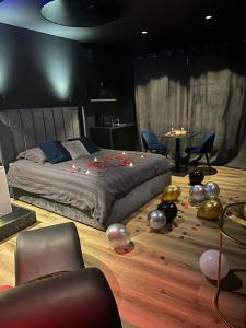 ein Schlafzimmer mit einem Bett mit Ballons auf dem Boden in der Unterkunft Love Room avec spa in Bourg-Saint-Christophe