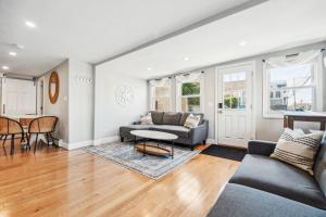 Χώρος καθιστικού στο Beachfront Parking Salisbury Beach Retreat +37 φωτογραφίες