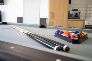 Central Apt En Suites with Pool table and Private Balcony内的一张台球桌