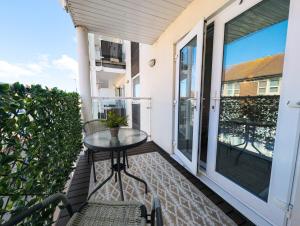 Central Apt En Suites with Pool table and Private Balcony的阳台或露台