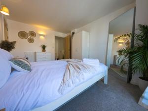 Central Apt En Suites with Pool table and Private Balcony客房内的一张或多张床位