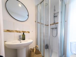 Central Apt En Suites with Pool table and Private Balcony的一间浴室