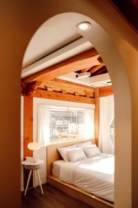 un letto in una camera con finestra ad arco di Stay Daereungwon a Gyeongju