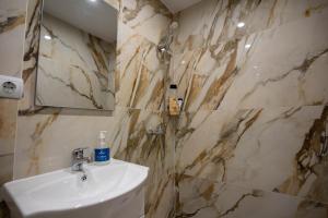 a bathroom with a sink and a mirror at Pensiunea Nituca in Moisei