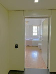 Ένα μπάνιο στο Aliados Downtown Studio by Porto City Hosts