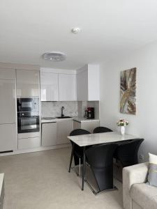 Nhà bếp/bếp nhỏ tại SWETI WLAS Premium Ferienwohnung Polarstar Beach Luxury Apartment 150 m zum Strand Pool 1 Balkon Meeresblick Google TV bis zu 4 Personen