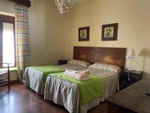 Giường trong phòng chung tại Alojamiento Antigua Fábrica