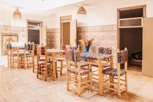 Restauracja lub miejsce do jedzenia w obiekcie Red Vibes Hostel Marrakech