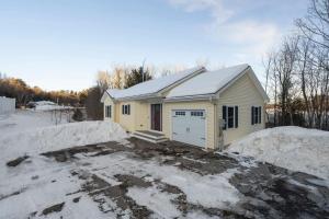 Winnisquam Landing Lakefront Firepit Deck trong mùa đông