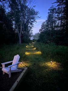 Vườn quanh Winnisquam Landing Lakefront Firepit Deck