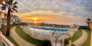 Bazén v ubytování Maison Bord de Mer et Piscine nebo v jeho okolí