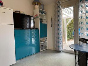 Kuchyň nebo kuchyňský kout v ubytování Maison Bord de Mer et Piscine