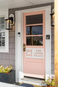 Η πρόσοψη ή η είσοδος του Addie Shack & Cammie Cabana Pet Friendly 10pp