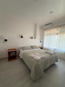 Un dormitorio con una cama grande y una ventana. en Modern Stay in Galapagos, en Puerto Ayora 19 fotos más