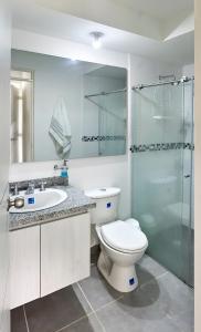a bathroom with a toilet and a sink and a shower at Agradable Apartamento Turístico Aqualina en Girardot in Girardot