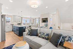 un soggiorno con divano e cucina di Sunset Views Balcony Marsh Views AC a Hampton Beach Altre 84 foto