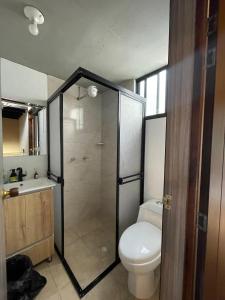 a bathroom with a shower and a toilet and a sink at Casa Familiar para Descanso en Paipa in Paipa