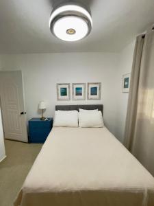une chambre avec un grand lit blanc dans une pièce dans l'établissement Casa acogedora en Bavaro, Ciudad del Sol, à Punta Cana 20 autres photos