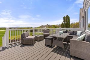 una terraza con sofá, sillas y mesa en Atlantic Dream Ocean Views Minutes to Beach, en Rye