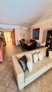 una sala de estar con un sofá y una mesa en Citadela I, Golfe, Pool and Falesia Beach, en Vilamoura