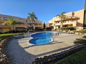una piscina frente a un edificio de apartamentos en Citadela I, Golfe, Pool and Falesia Beach, en Vilamoura
