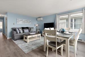 Serenity at Snug Harbor Ocean View Private Deck的休息区