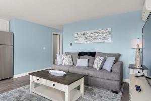 Serenity at Snug Harbor Ocean View Private Deck的休息区