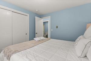 Serenity at Snug Harbor Ocean View Private Deck客房内的一张或多张床位
