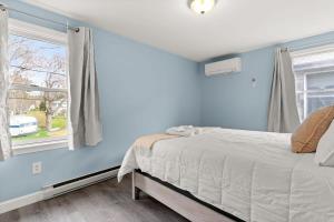 Serenity at Snug Harbor Ocean View Private Deck客房内的一张或多张床位
