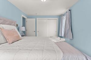 Serenity at Snug Harbor Ocean View Private Deck客房内的一张或多张床位