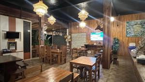 Televiisor ja/või meelelahutuskeskus majutusasutuses Teluk Menjangan Bali