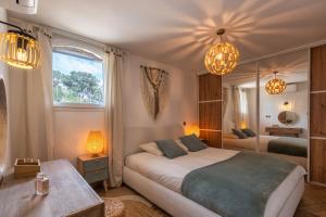 ラカノーにあるLes Villas de Julie au Domaine des Musesのベッドルーム1室(大型ベッド1台、照明2つ付) +155枚の写真
