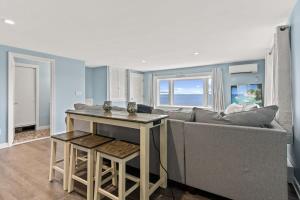 un soggiorno con un divano e un tavolo di The Sunrise Deck Ocean Views Private Deck a Rye Altre 35 foto