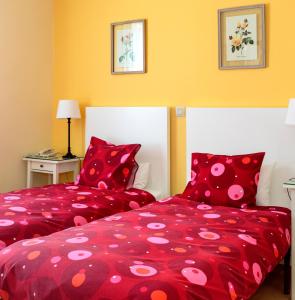 Łóżko lub łóżka w pokoju w obiekcie Hostal Adriano