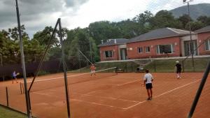 un groupe de personnes jouant au tennis sur un court de tennis dans l'établissement Terrazas de San Lorenzo - Salta, à San Lorenzo