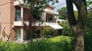 ein Gebäude mit einem grünen Hof davor in der Unterkunft Terrazas de San Lorenzo - Salta in San Lorenzo