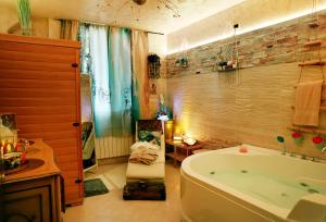 un bagno con vasca e lavandino di Suite Haven in Venice with private SPA a Venezia