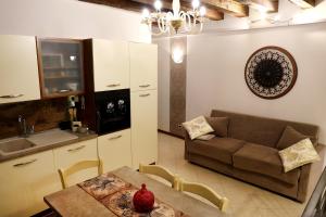 una cucina e un soggiorno con un divano e un tavolo di Suite Haven in Venice with private SPA a Venezia