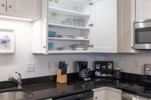 Η κουζίνα ή μικρή κουζίνα στο Steps to Beach King Bed Hampton Beach Hideaway +42 φωτογραφίες