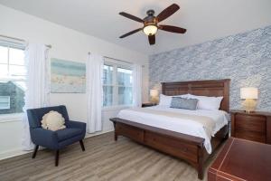 a bedroom with a bed and a ceiling fan at Steps to Beach King Bed Hampton Beach Hideaway in Hampton