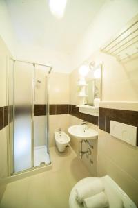 łazienka z prysznicem, toaletą i umywalką w obiekcie Hotel Adria Mare w Rimini