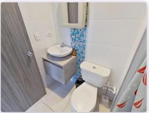 Serenity Inn Jamundi في Jamundí: حمام صغير مع مرحاض ومغسلة