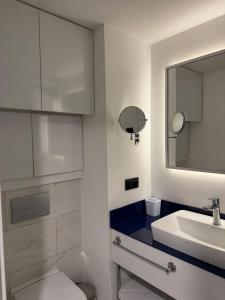 Koupelna v ubytování Orbi City Central Luxury Aparthotel - Sea View Suites Batumi + 19 fotografií