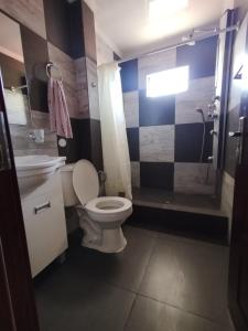 Koupelna v ubytování Hotel Victoria + 33 fotografií