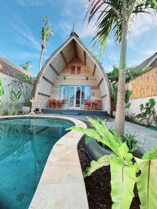 ギリ・アイルにあるBale Baba private pool villaの建物前のスイミングプール付き住宅